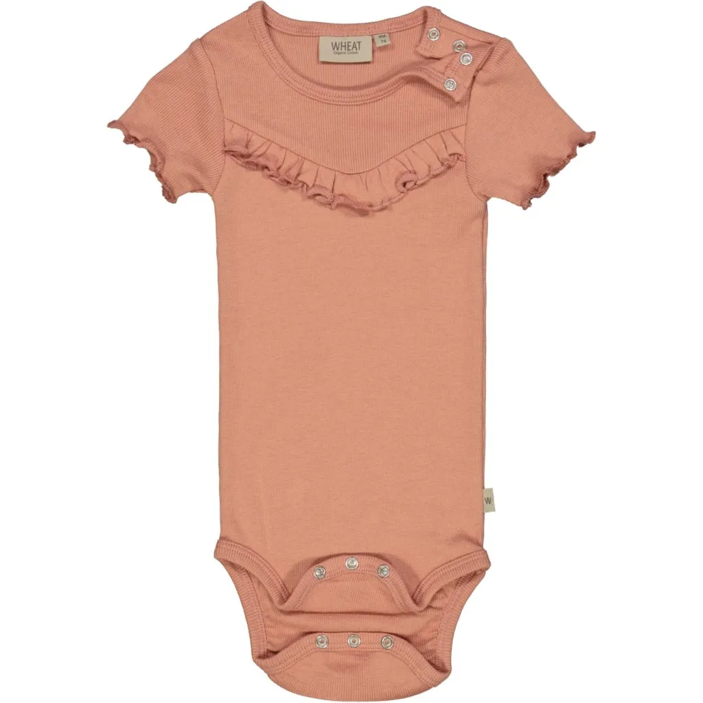 Rib Body Ruffle SS - cameo brown