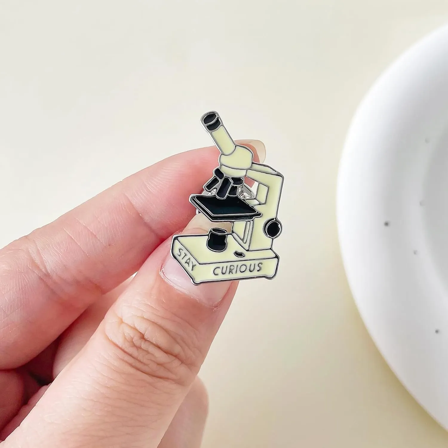 Science and Medical Microscope Brooch,Colorful Enamel Lab Pin Jewelry for Scientists Laboratory Enthusiasts Badge Gifts