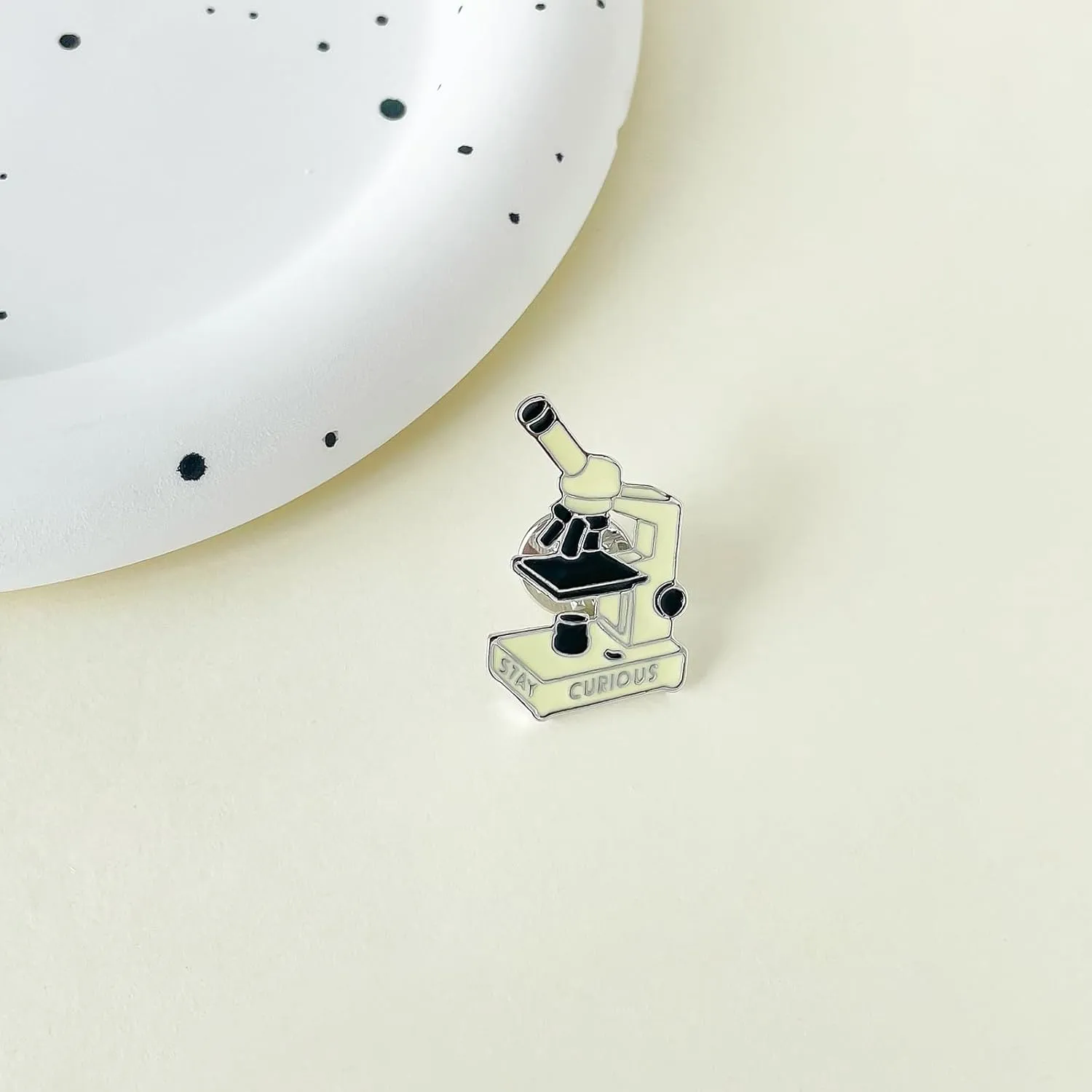 Science and Medical Microscope Brooch,Colorful Enamel Lab Pin Jewelry for Scientists Laboratory Enthusiasts Badge Gifts